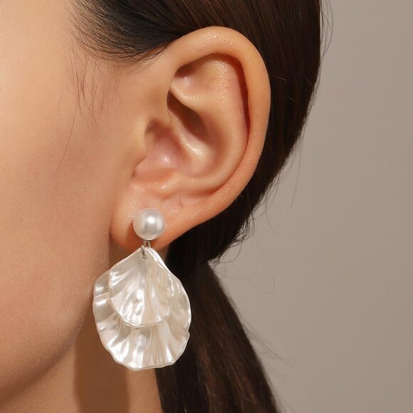 White Pearl Seaside Dangle Earrings for Women, Trendy Shell & Flower Design, Lig - Picture 3 of 7